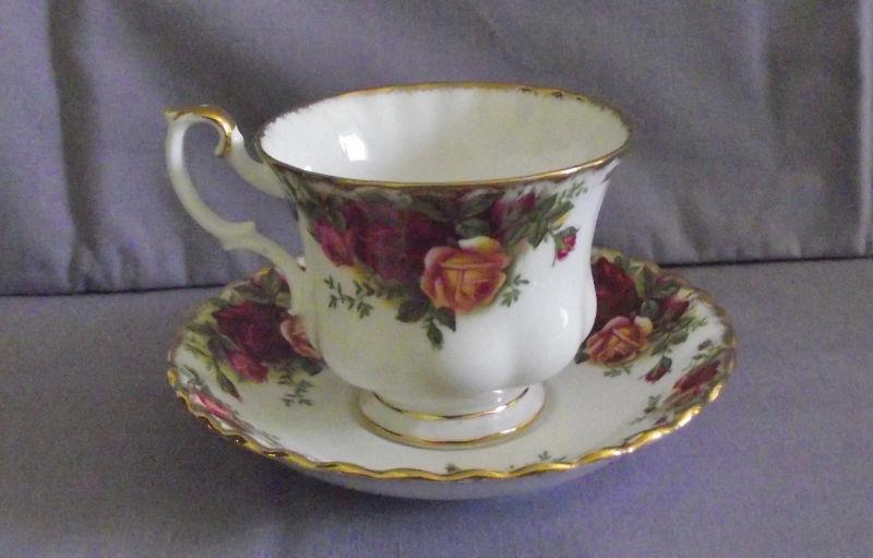 ROYAL ALBERT OLD COUNTRY ROSES FOOTED CUP & SAUCER $7.00