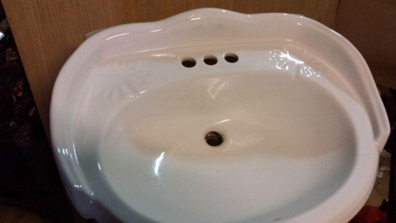 Used pedestal sink in beautiful condition