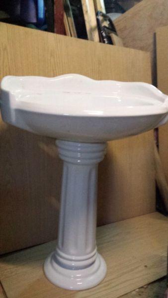 Used pedestal sink in beautiful condition
