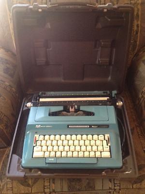 VINTAGE SMITH CORONA ELECTRIC TYPEWRITER WITH CARRYING CASE