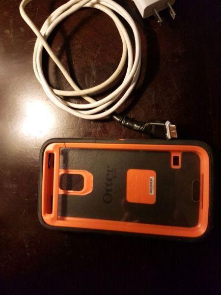 Samsung S5 Real Tree Camo Otter Box & Extra Cables