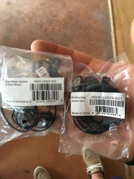 2 wired headphones for blackberrys