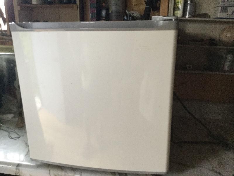 Smaller type fridge danby 2.5 q ft