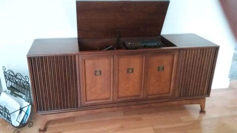 Vintage AM /FM Record Player