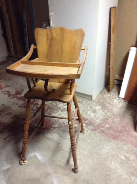 Chaise haute antique en bois
