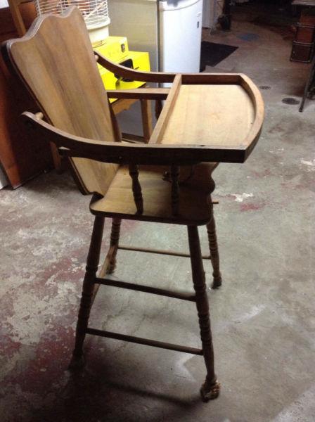 Chaise haute antique en bois