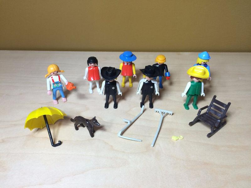 Lot de 8 personnages PLAYMOBIL avec accessoires et un chien