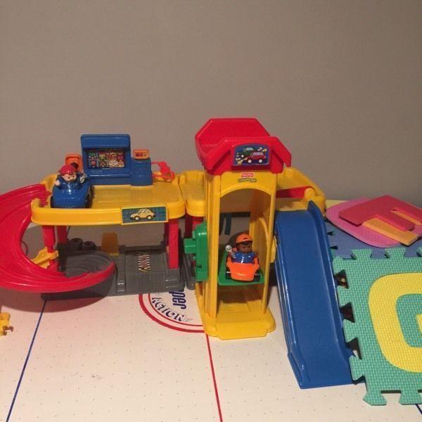 Garage - Little People - Fisher Price -Top condition