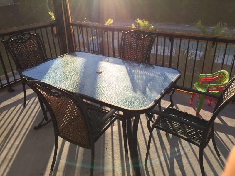 Table en vitre et 3 chaise de patio