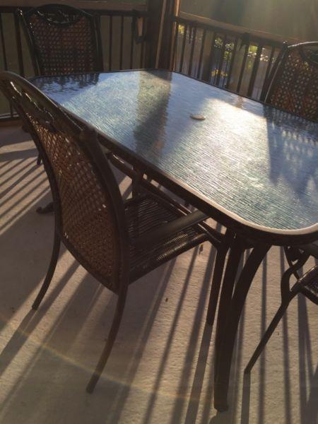Table en vitre et 3 chaise de patio