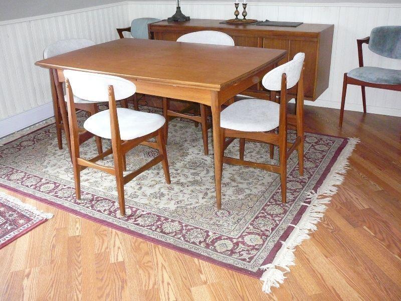 Vintage 1965 Table salle à manger et 4 chaises en Tek