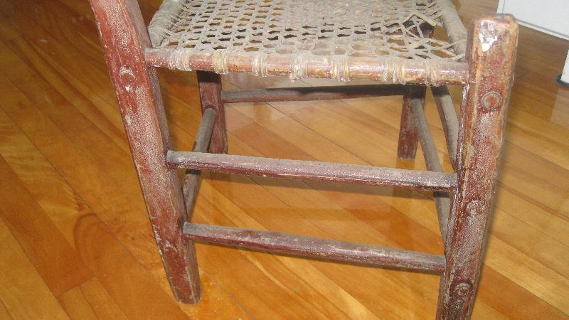 RARE - chaise antique avec fond tressé en cuir de babiche
