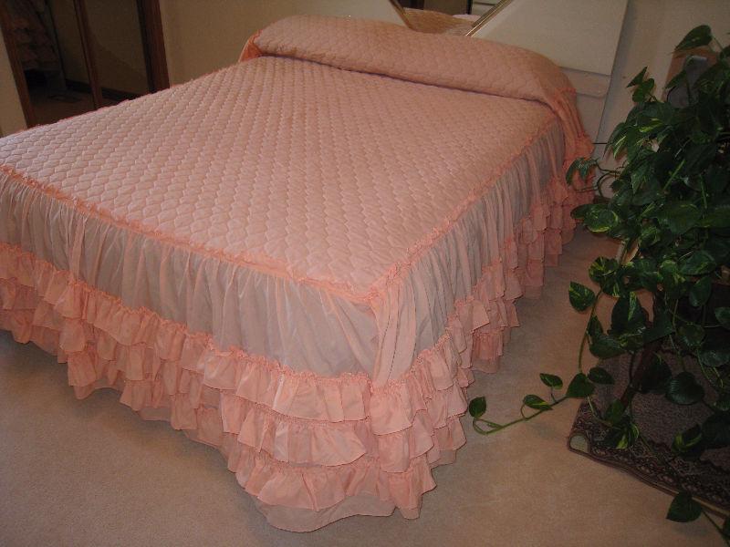 Vintage/Retro Frilly Bedspread
