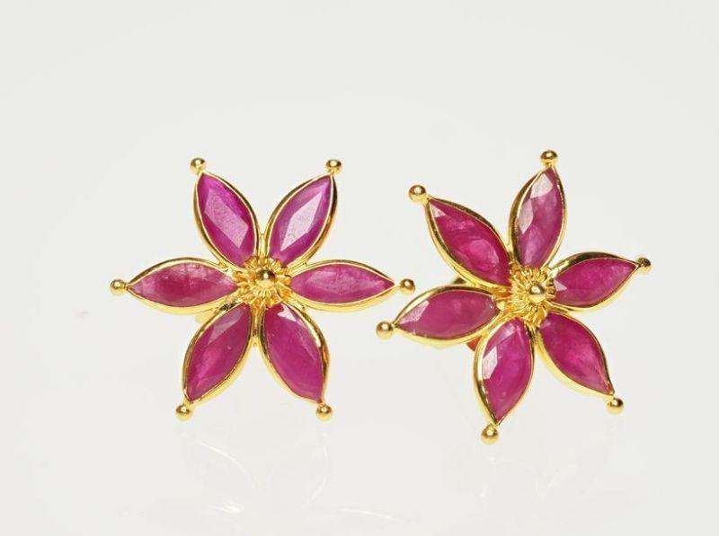 18K yellow gold and Ruby flower earrings (2.65CT of rubies)