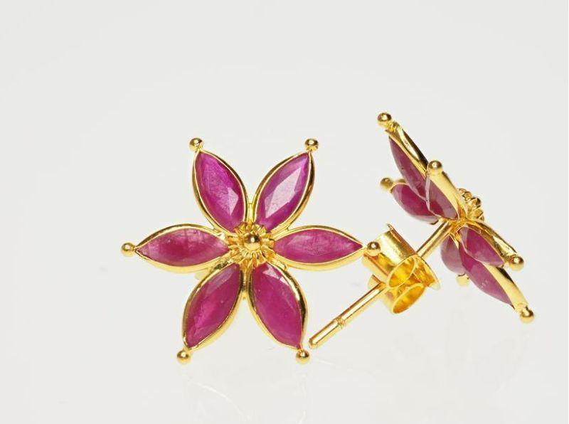 18K yellow gold and Ruby flower earrings (2.65CT of rubies)
