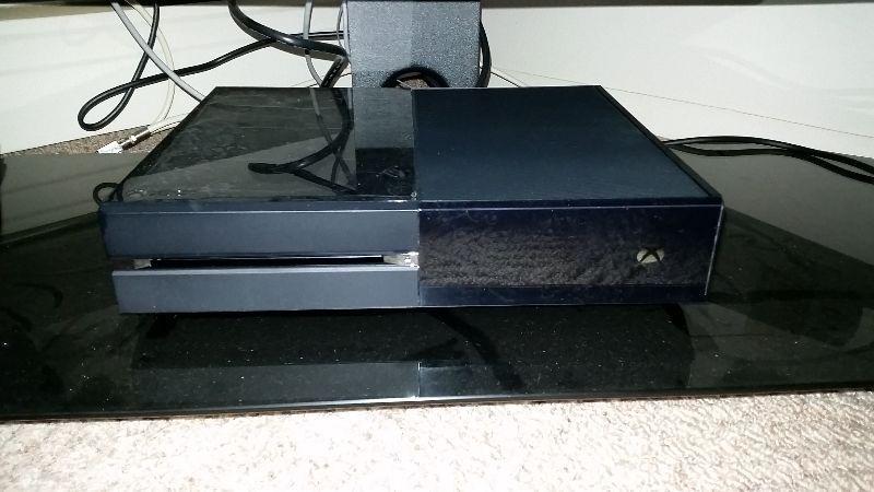 Xbox one 500gb 2 games MINT condition hardly used!
