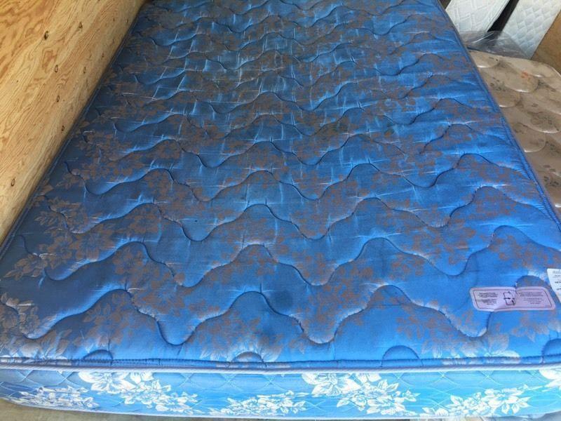 Double spring mattress with box spring $125. Delivery