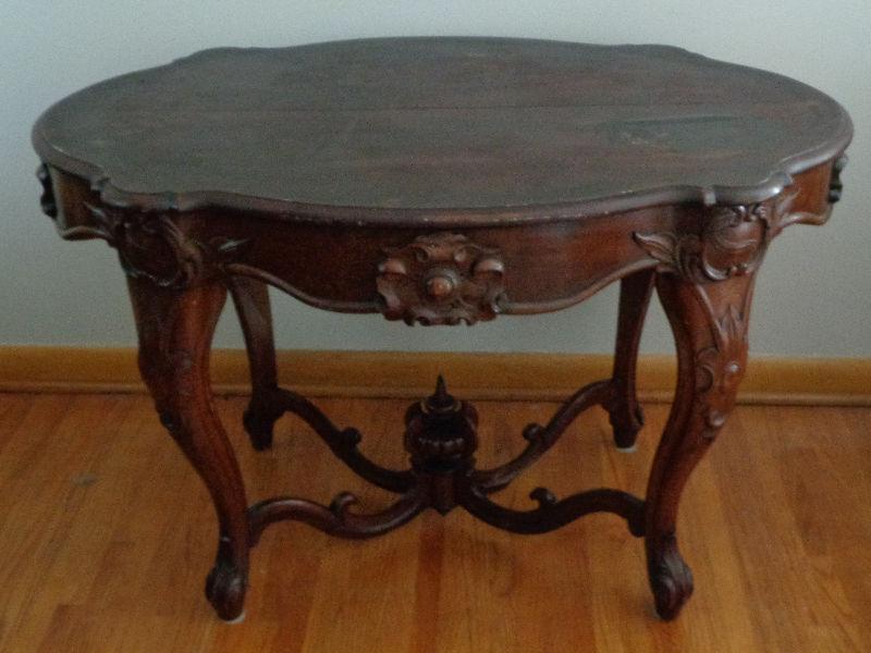 ANTIQUE VICTORIAN WOODEN TABLE