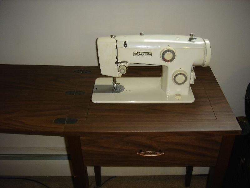 Sewing table with working sewing machine