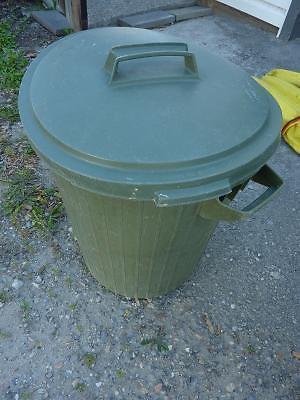 Garbage can with lid