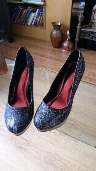 New black leather pumps with a shimmer fits 7.5 to 8