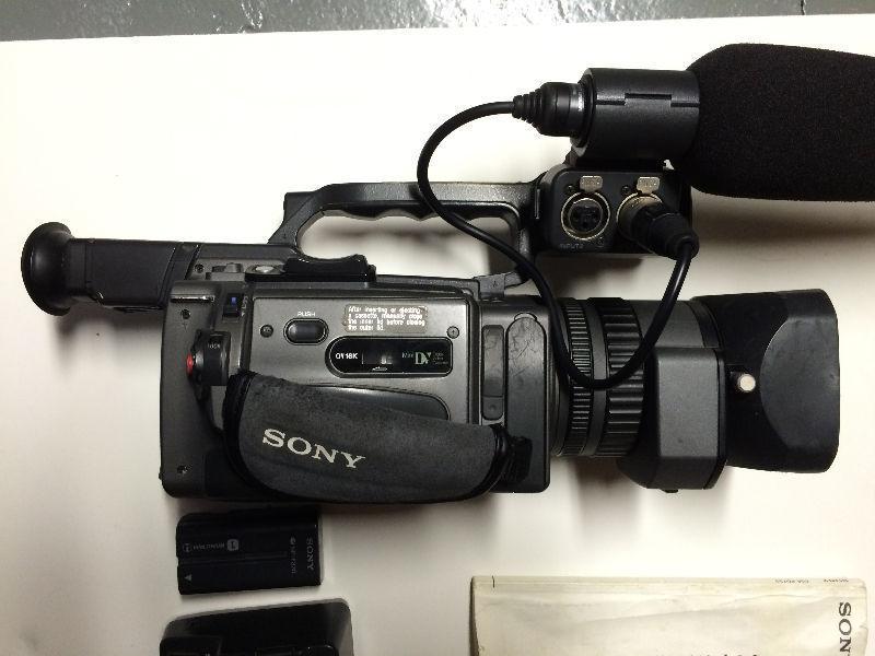 Sony PD150 w/ Polaizer, Mic, Case