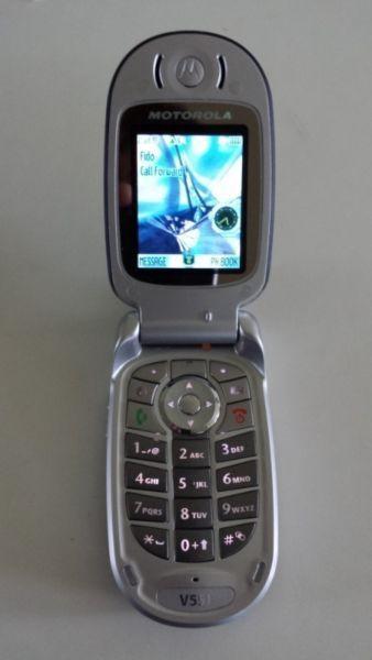 Motorola Flip Cell Phone (Locked to Rogers) V551