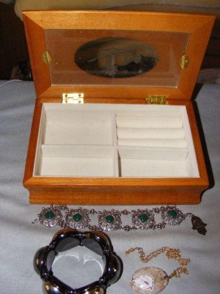 JEWELLERY BOX WITH A NECKLACE & 2 BRACELETS - 1 LOT
