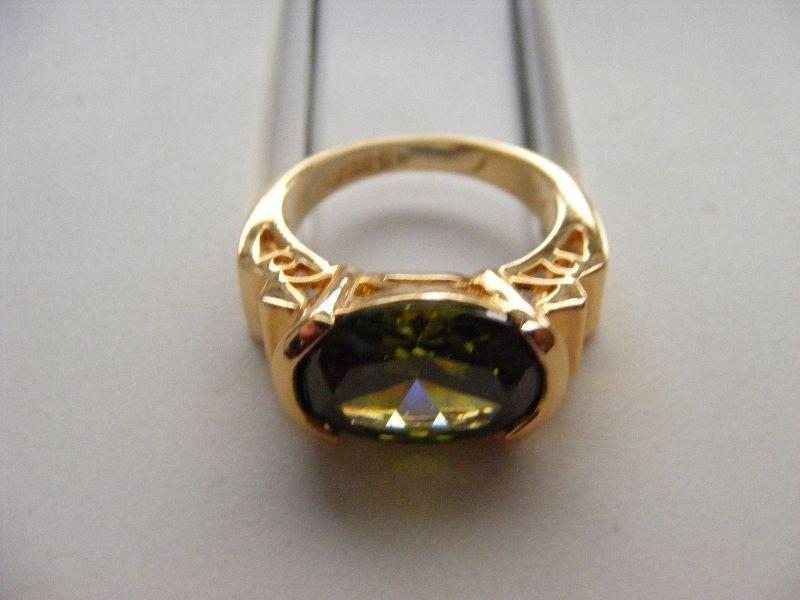 LIA SOPHIA SIZE 7 GOLDTONE RING WITH GREEN STONE