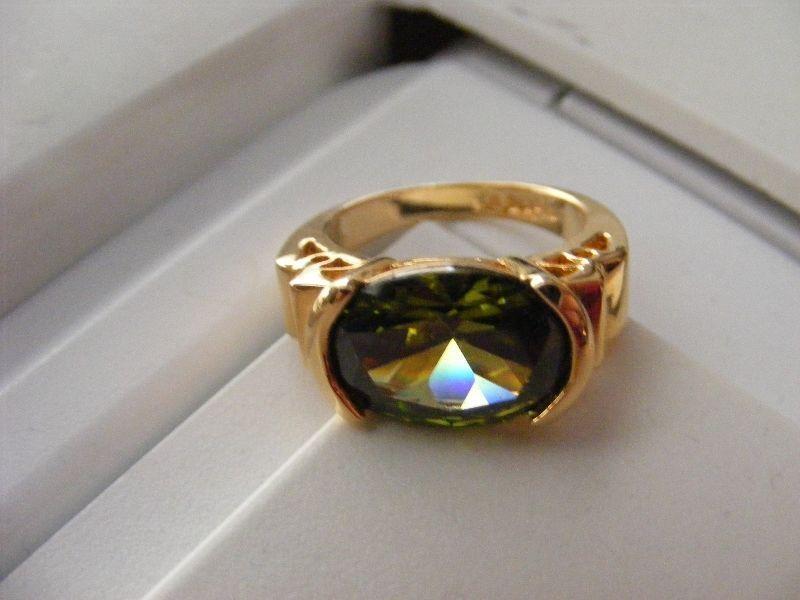 LIA SOPHIA SIZE 7 GOLDTONE RING WITH GREEN STONE