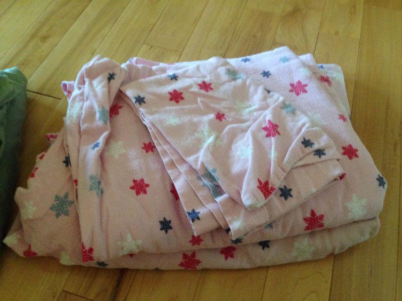 Pink snowflakes flannel bed sheets single