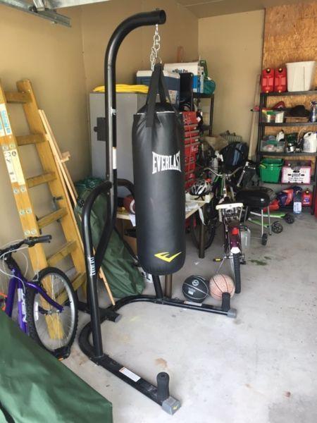 Punching bag + Stand + BoxingGloves