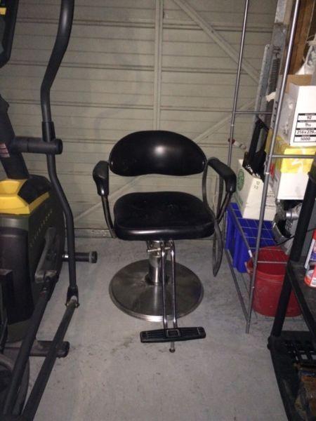 Stylist hydraulic chair