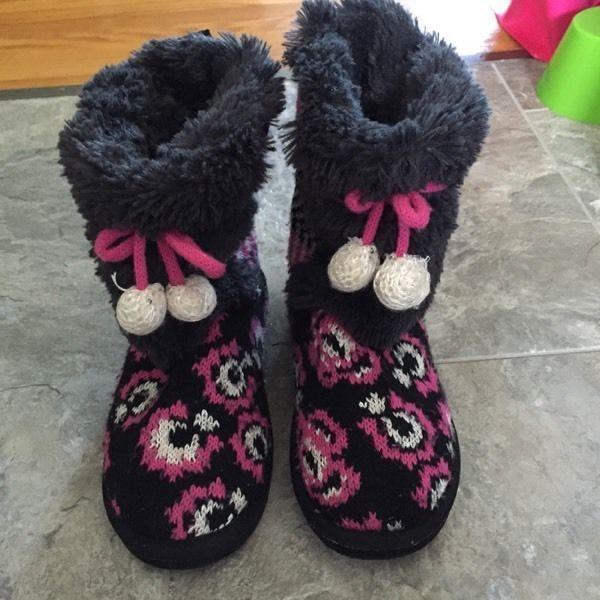 EUC girls mukluks slippers size 13