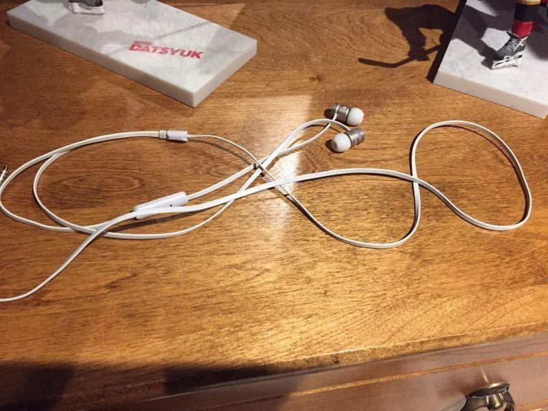 Wanted: IN EAR BEATS BY DRE