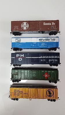 Model Trains - HO Scale Boxcars ( lot of 5 )