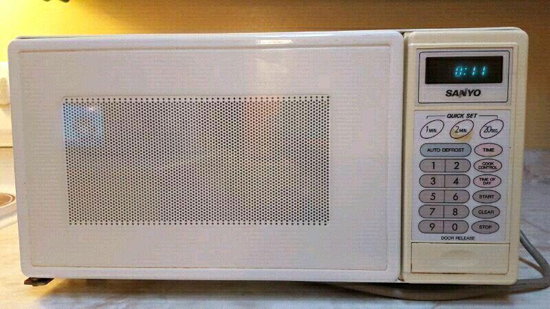 A White color Sanyo 'Model #EM-257WS' Microwave Oven.Must GO.