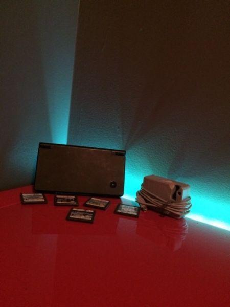 Wanted: Nintendo DSI with 6 games ( game inside DSI)