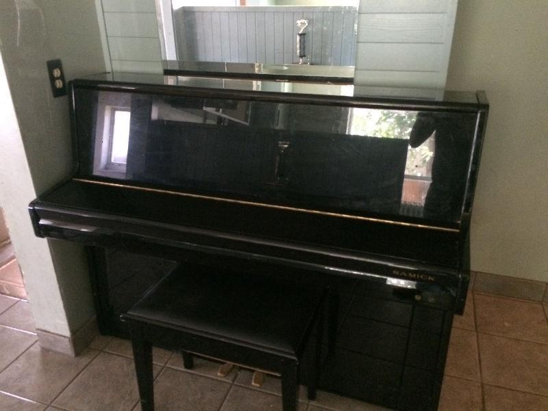 Great condition SAMICK piano