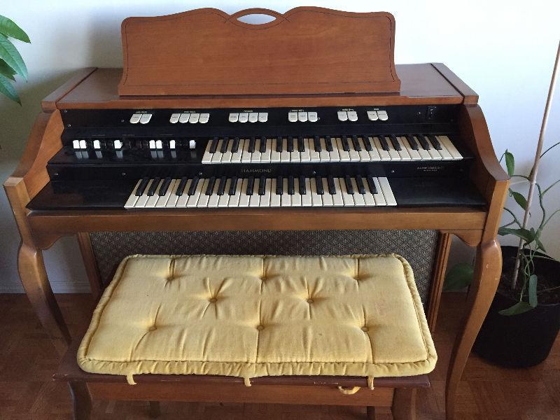 Hammond L-133 Spinet Organ