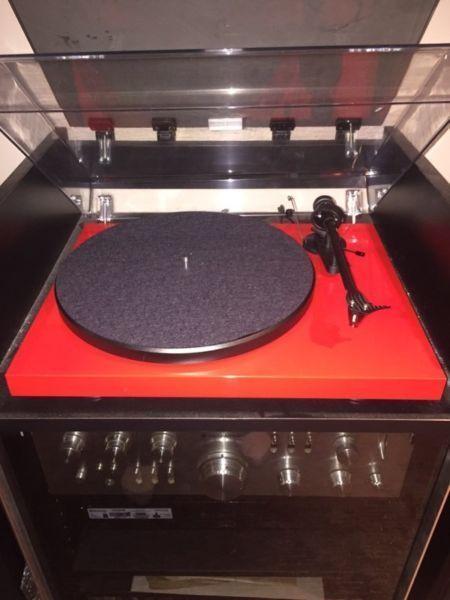 NEW Pro-Ject Debut Carbon DC Turntable