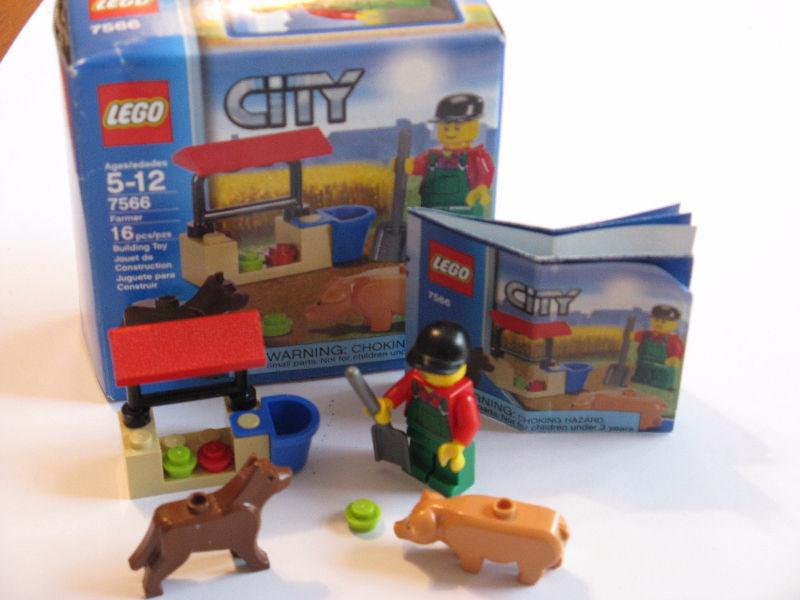 LEGO FARMER with PIG & DOG-SET #7566 w/BOOKLET & BOX