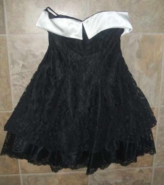 SHORT STRAPLESS BLACK LACE DRESS WITH WHITE SATIN