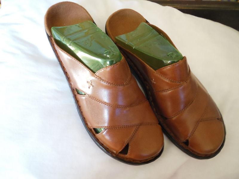 Ladies Leather Clarks Shoes (never worn) Brand new) reg. 139$