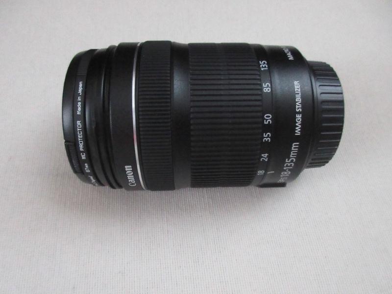 Canon EF-S 18 -135 mm 1:3.5-5.6 IS STM lens with cap covers