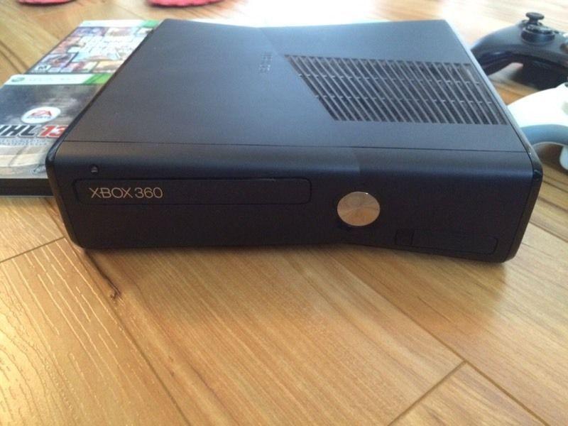 Xbox 360 250gb + 2 controllers and games