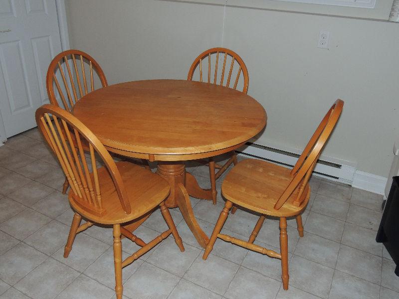 round tble with 4 chairs