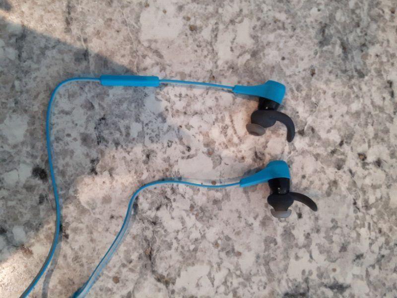 Like new JBL Bluetooth Earbuds