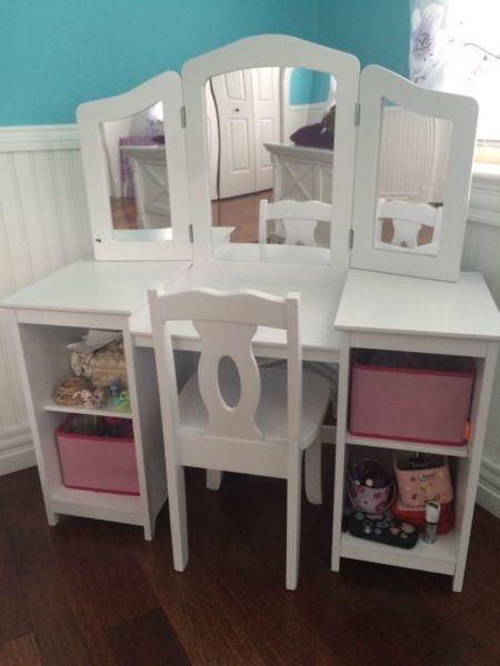 Kids vanity set with mirror