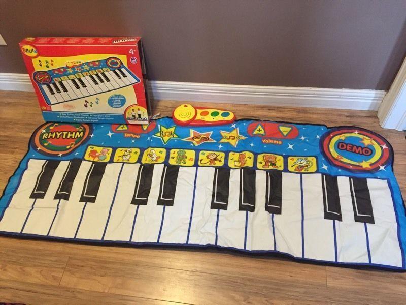 Step to play piano mat